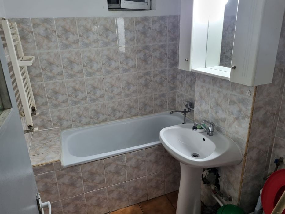 Închiriez apartament cu 2 camere