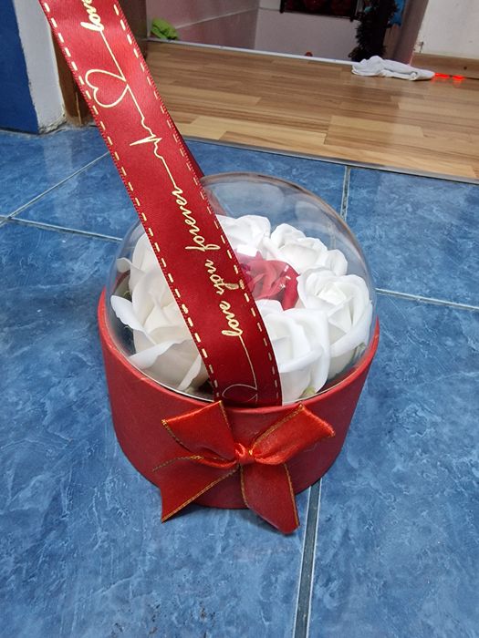 Cos cadou cu trandafiri din sapun si toarta