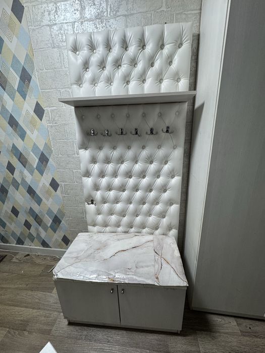 Вешалка и  обувница состояние хорошие