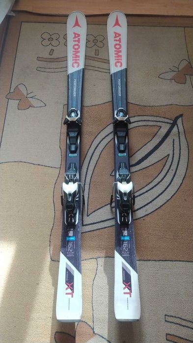 Отлични ски с база и кантове готови за сезона.Автомати всички номера.