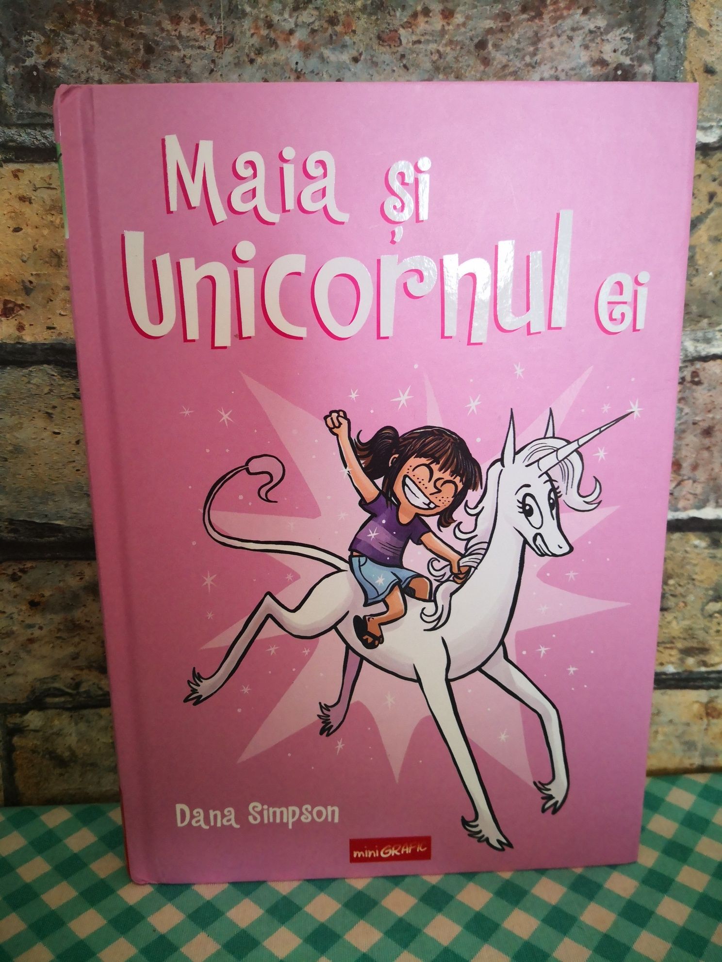 Maia și unicornul ei