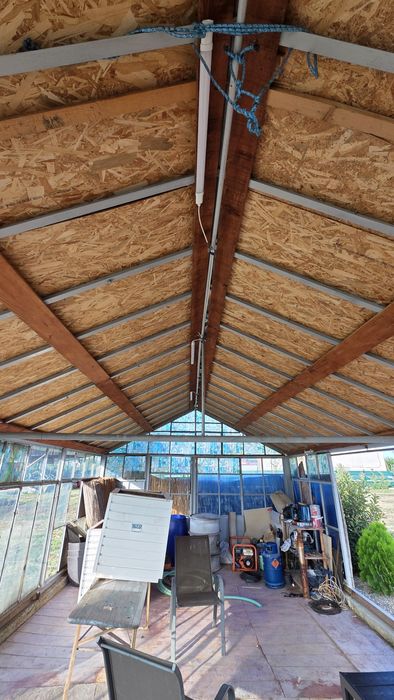 Vând seră 8/4 structura de fier si acoperișul nou