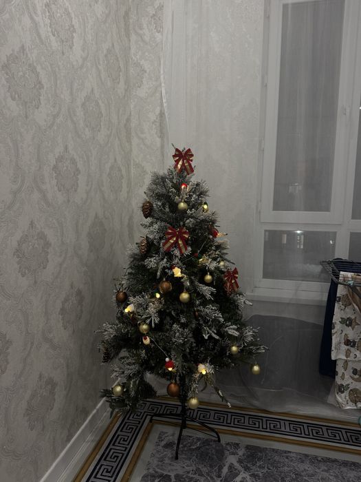 Ёлка с украшениями