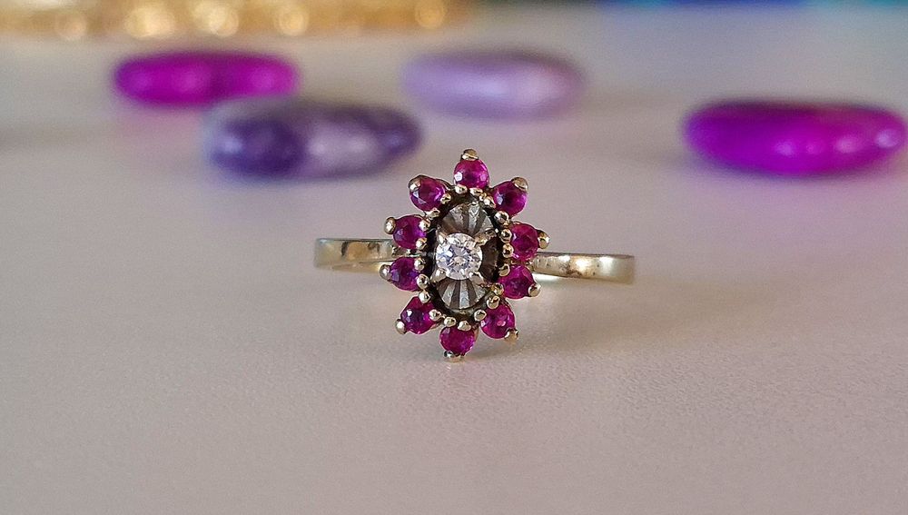 Inel vechi din aur de 18K cu rubine naturale si diamant natural