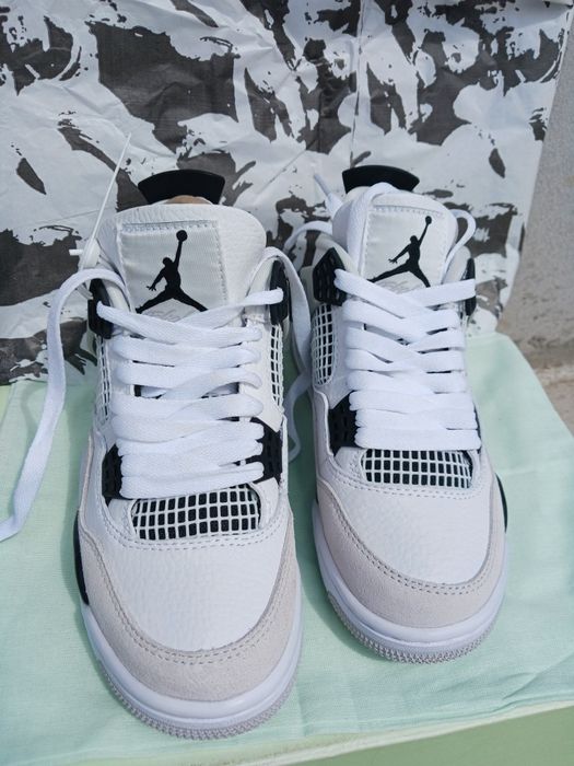 Adidasi Jordan și Off-Whinte