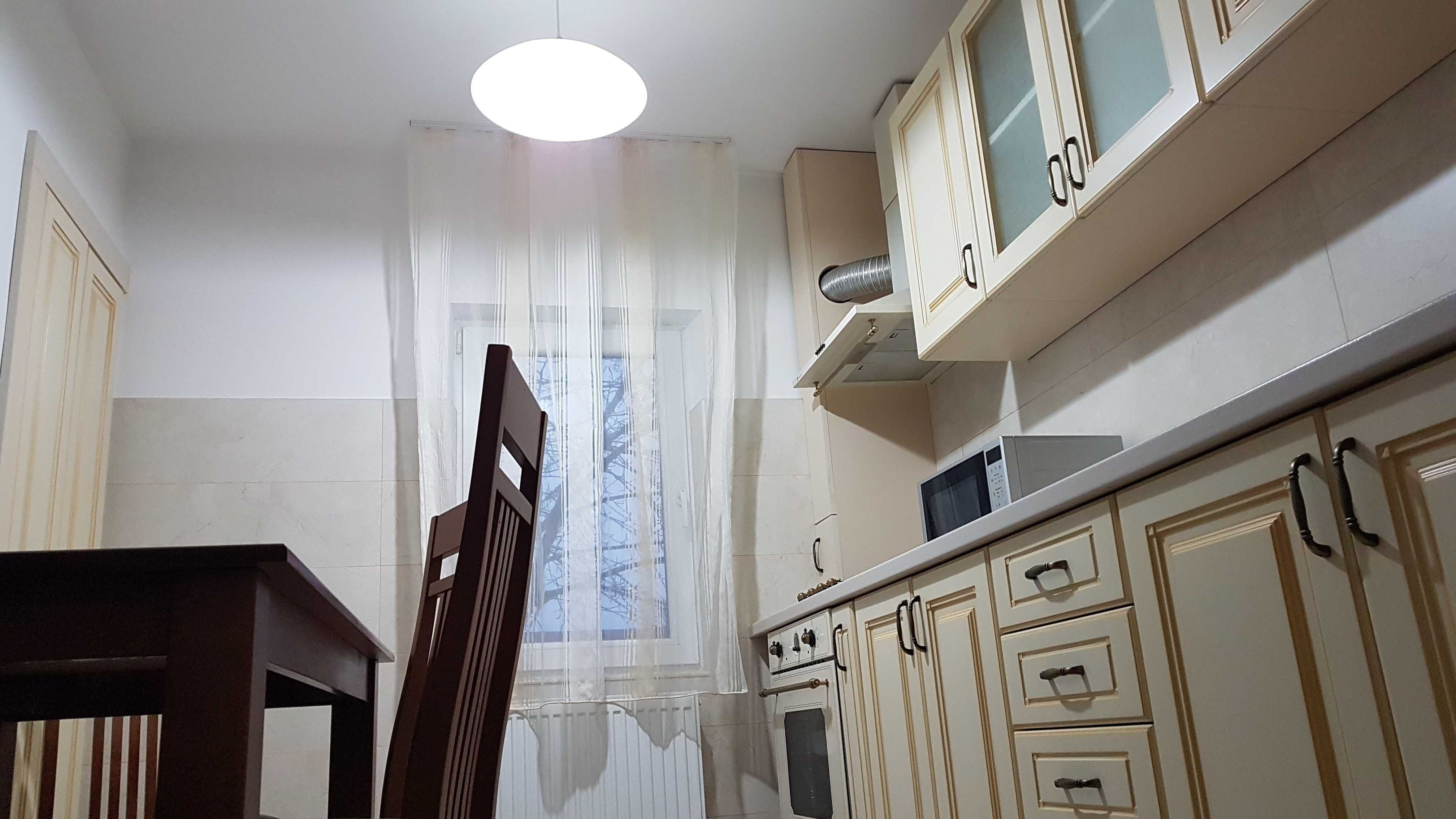 Proprietar inchiriez apartament cu 3 camere zona Miorita