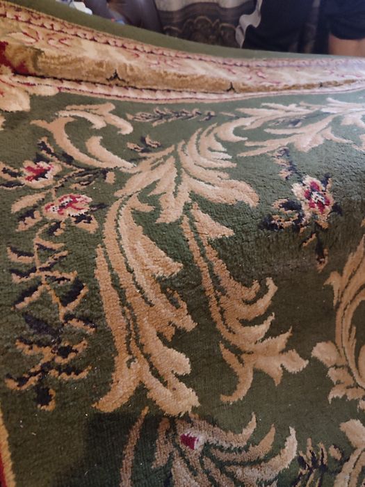 Yangi xolatdagi gilam sotiladi