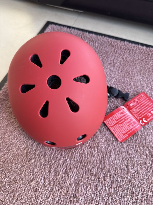Червена каска за колелр