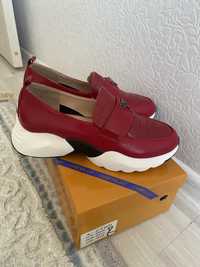 Женские красные ботинки