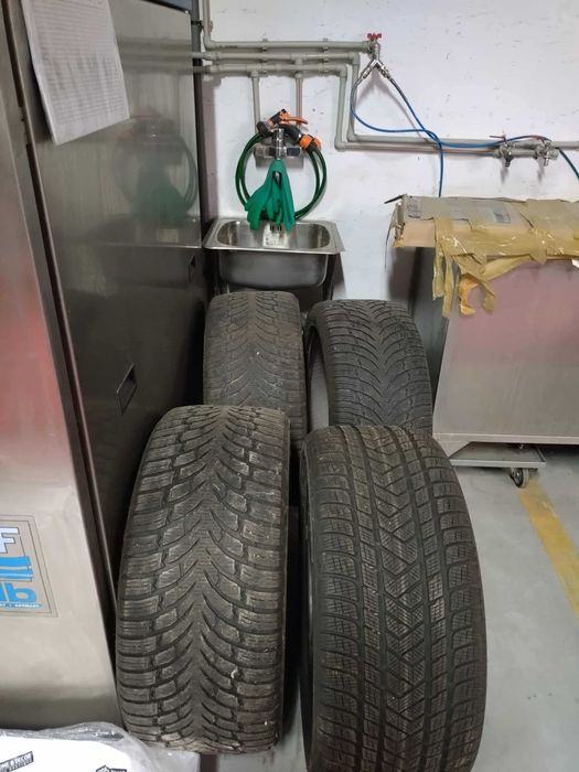 Зимни гуми PIRELLI SCORPION WINTER 295/40 R21/ Nokian Tyres 295/40/21