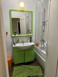 Огледало, шкаф и мивка за баня