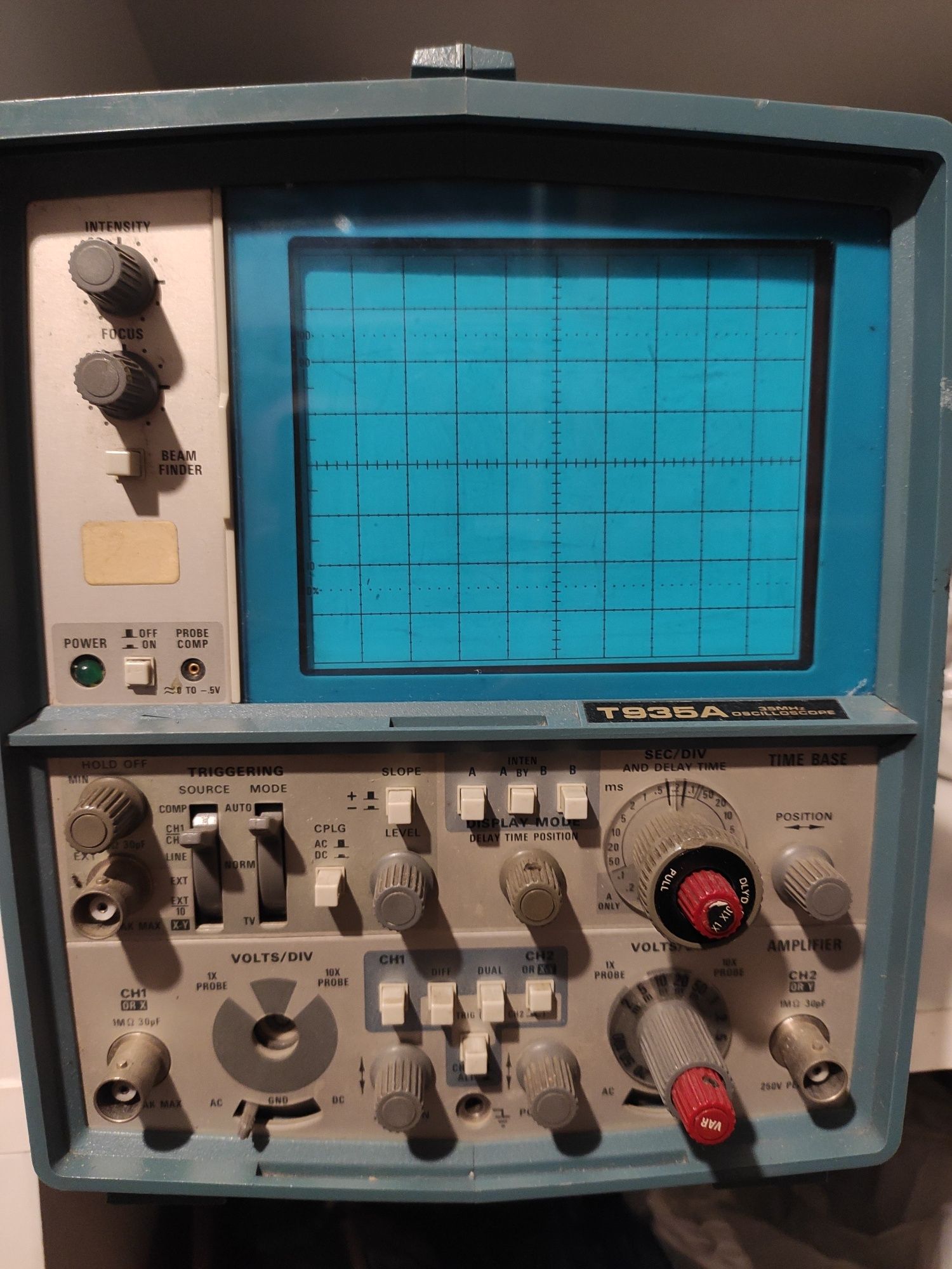 Vând osciloscop Tektronix T935a