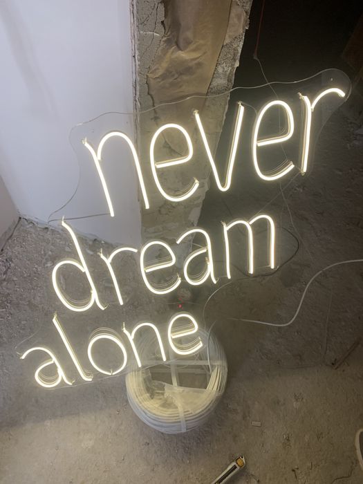 Светещ декоративен  надпис never dream alone