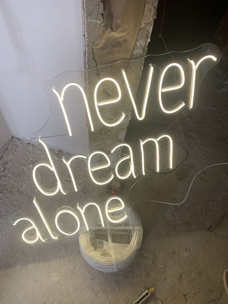 Светещ надпис never dream alone