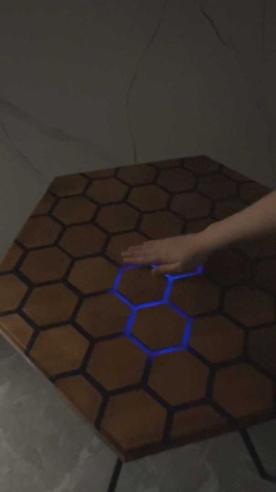 Умный стол, реагирующий на прикосновения