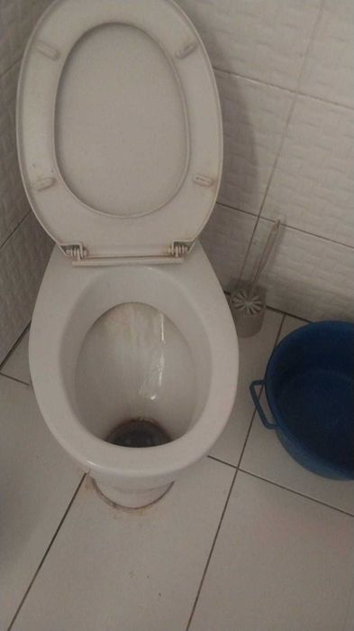 Унитаз во время ремонта для стройки. Для дома с бачком.