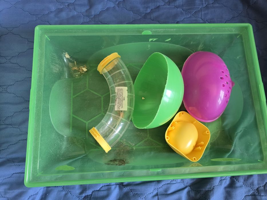 Vând cusca de hamster
