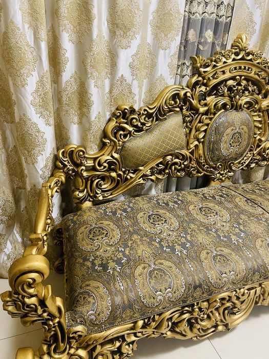 Canapea regala + 3 scaune + masa mica