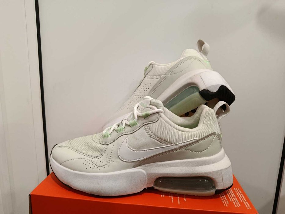 Nike маратонки с дефект Оригинал Код 913
