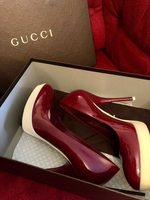 GUCCI Pebbled-rubber patent-leather pumps red