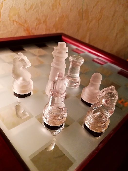 Стъклен шах с огледално поле за игра. Подходящ за подарък и декорация