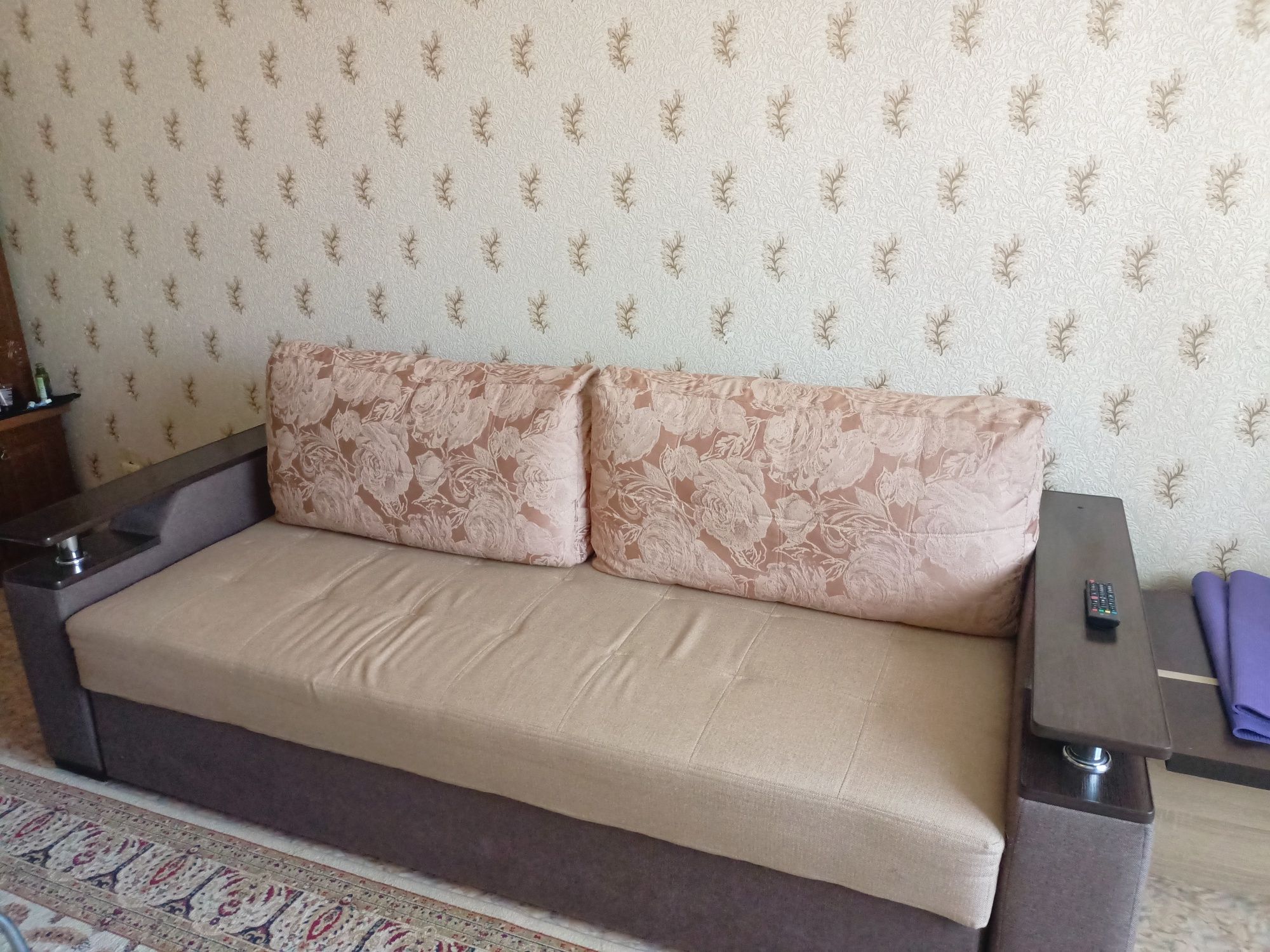 Продам диван . очень удобная с подушками срочно
