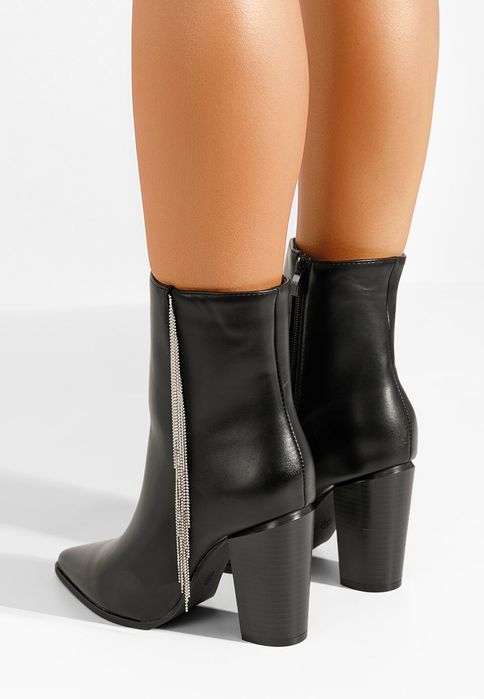 Черни боти на ток