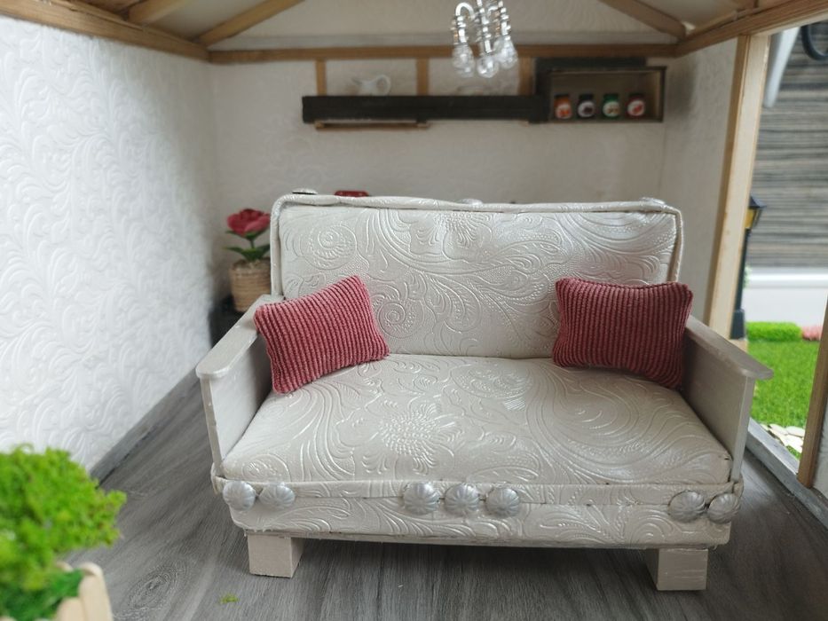 Дървена къща за кукли