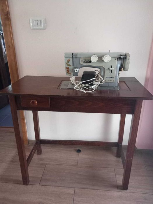 Mașină de cusut Chaika originală cu masă din lemn