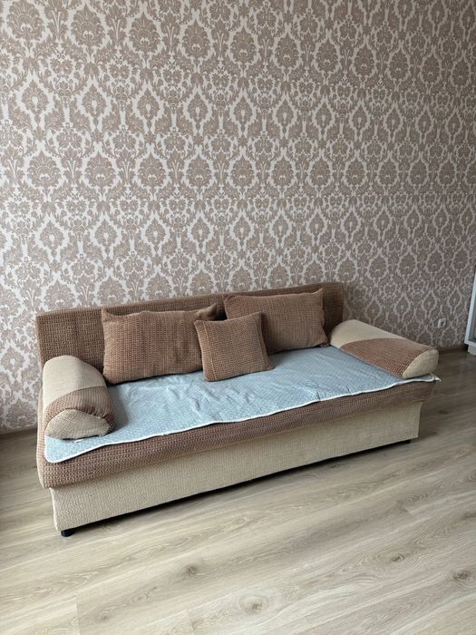 Диван, телевизор и плита