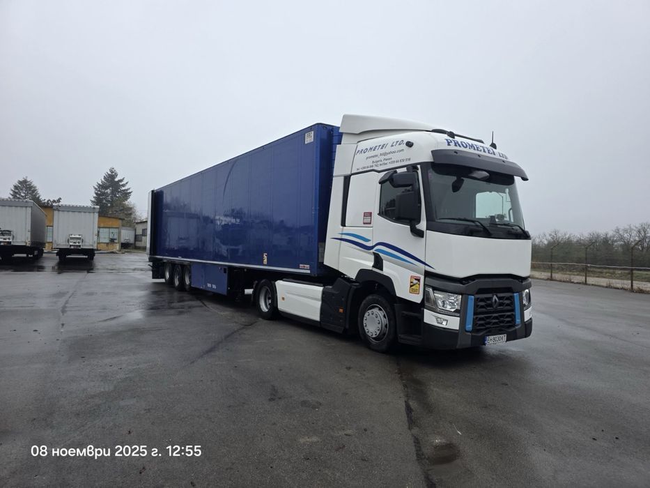 Влекач с хладилно ремарке