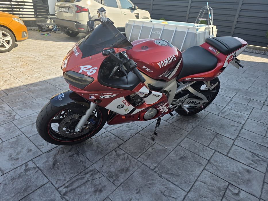 Propietar vand/schimb  Yamaha r6 din 2002