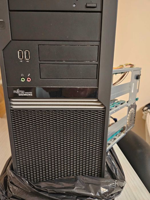 Unitate P.C  Fujitsu Siemens și câteva accesorii (camera,tastatură)