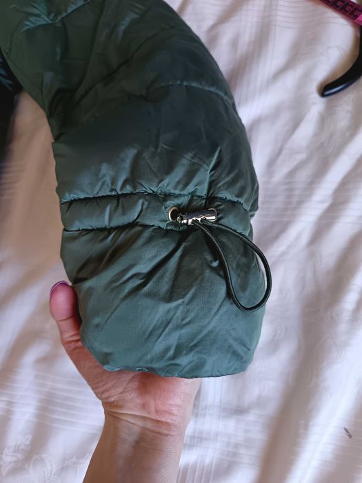 Geacă verde kaki închis matlasată cu glugă, mărime 38, stare bună