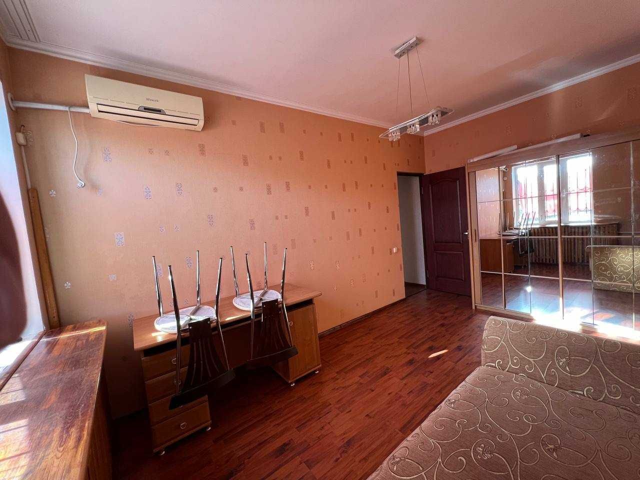 Продается на м. Космонавтов. 3-комн,
ЦУМ, 110 школа