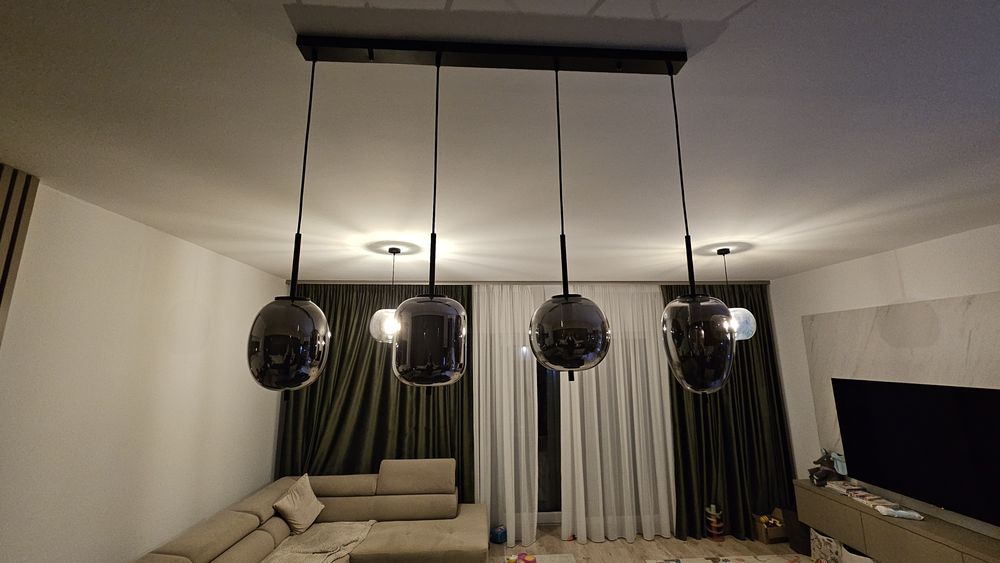 Vand 1 lustra si 2 suspensii aproape noi