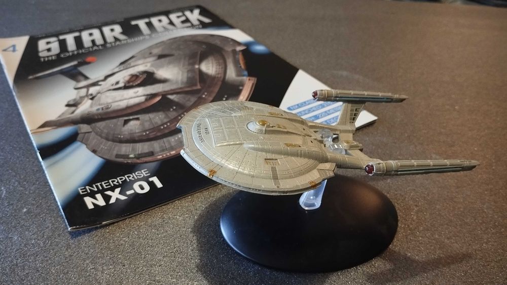 STAR TREK model and magazine collection 
модел и колекция от списания