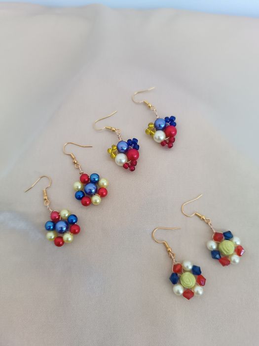 Accesorii lucrate manual in culorile tricolorului