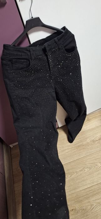 Дънки-черни на цвят