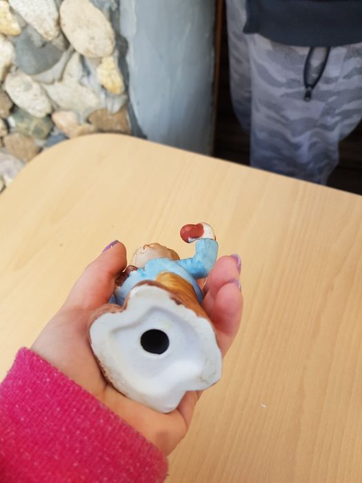 Ретро статуетка момче с телефон и мече в ръче