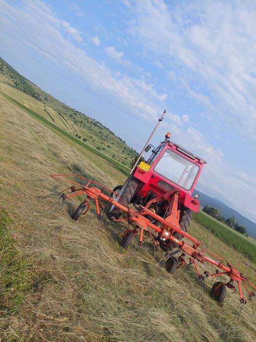 Universal 445 tractor