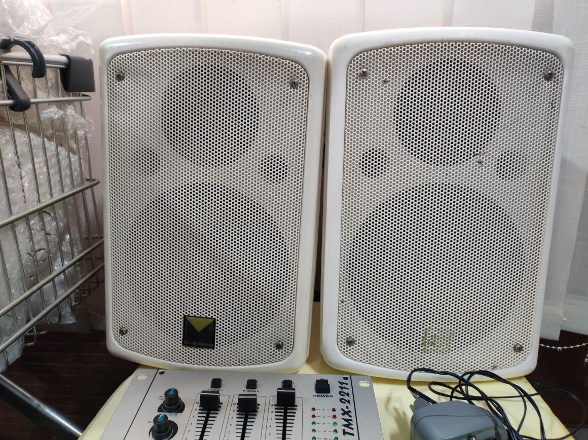 Boxe monitor active și mixer.