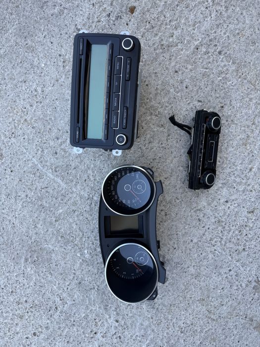 Ceasuri bord (benzina )comanda clima / casetofon radio Vw Golf 6