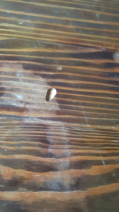 Трикрака дървена маса