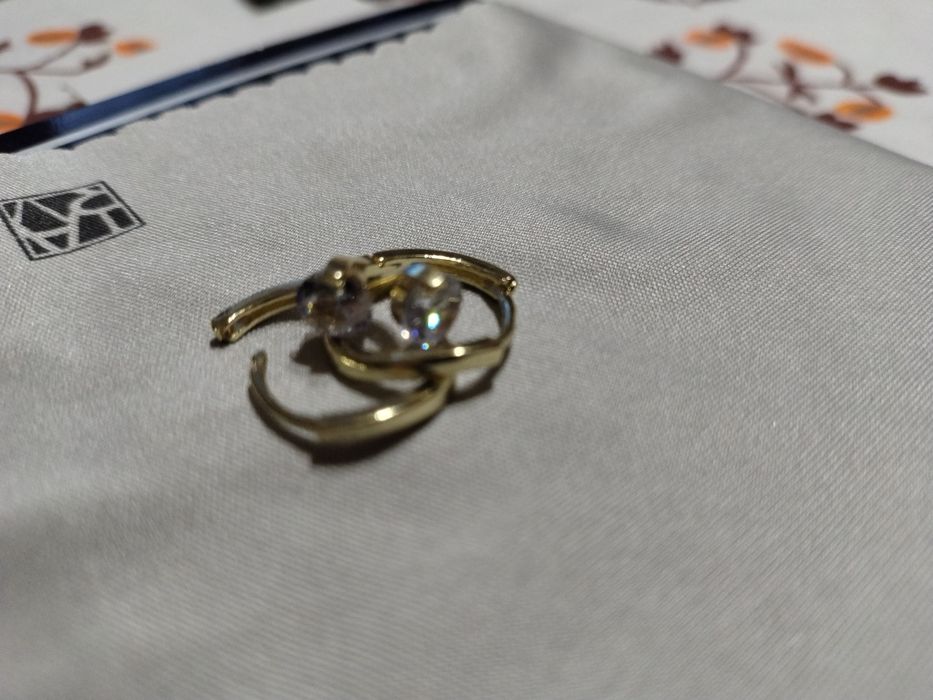 Cerceii suflați cu aur din zirconiu