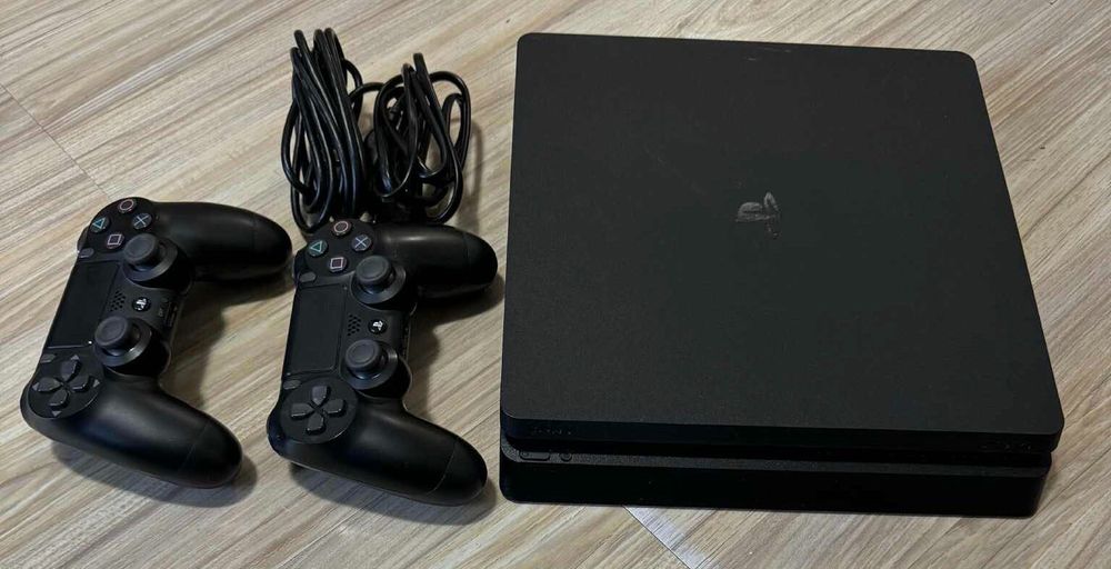 PlayStation 4 slim 500GB с два джойстика