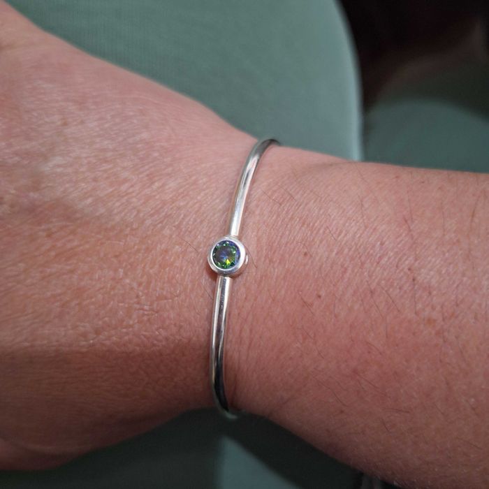 Сребърна твърда гривна с камък