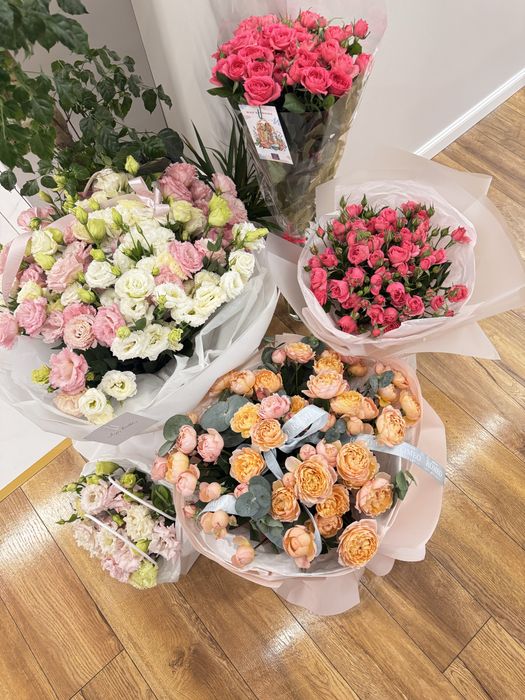 Цветы свежие розы эустомы