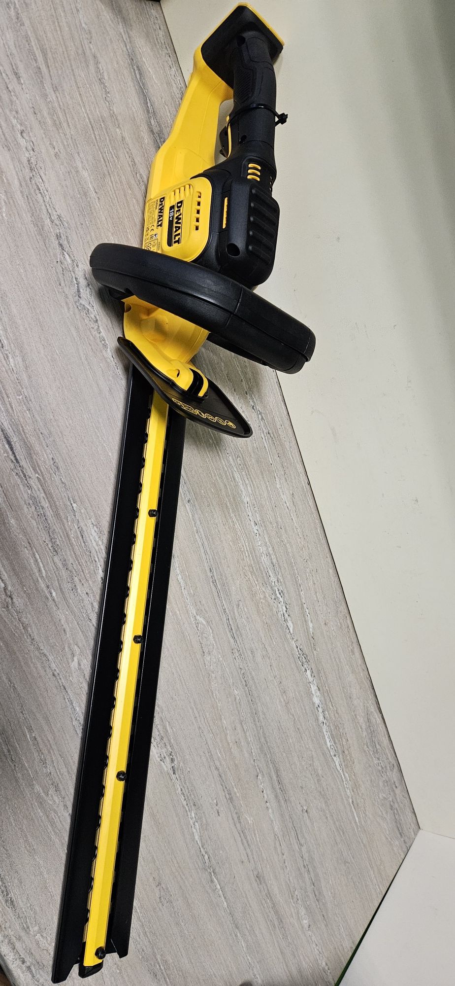 Dewalt Храсторез Акумулаторен DCM563 18V.