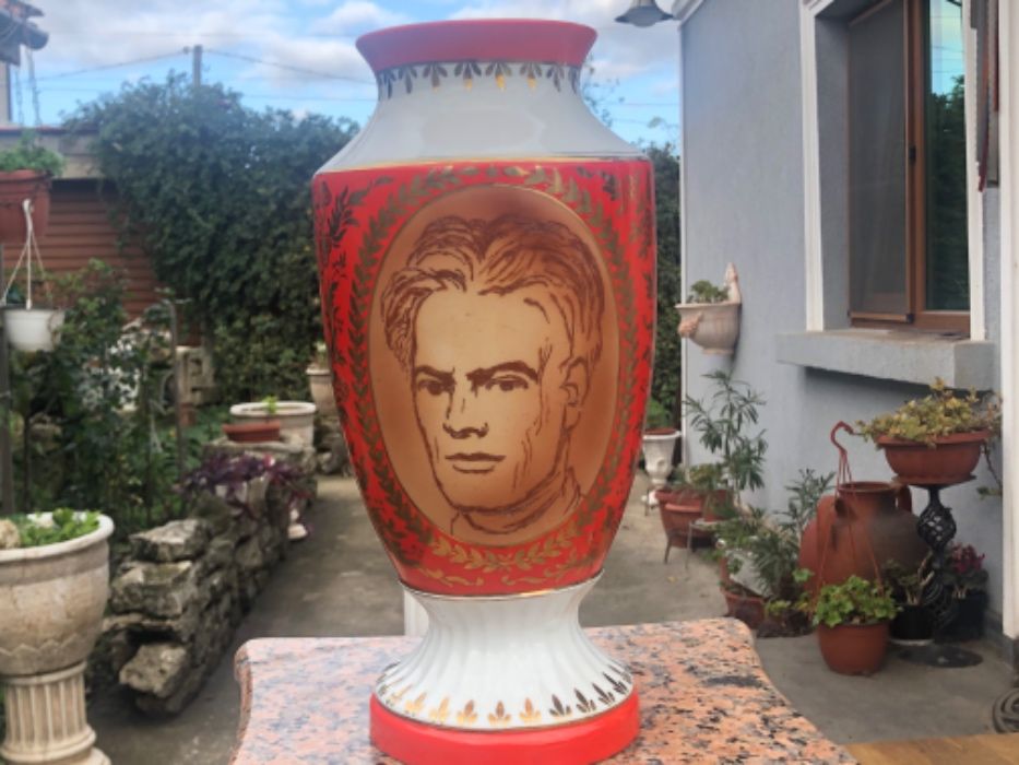 Уникална порцеланова ваза от 1967 г.Никола Й.Вапцаров!!!